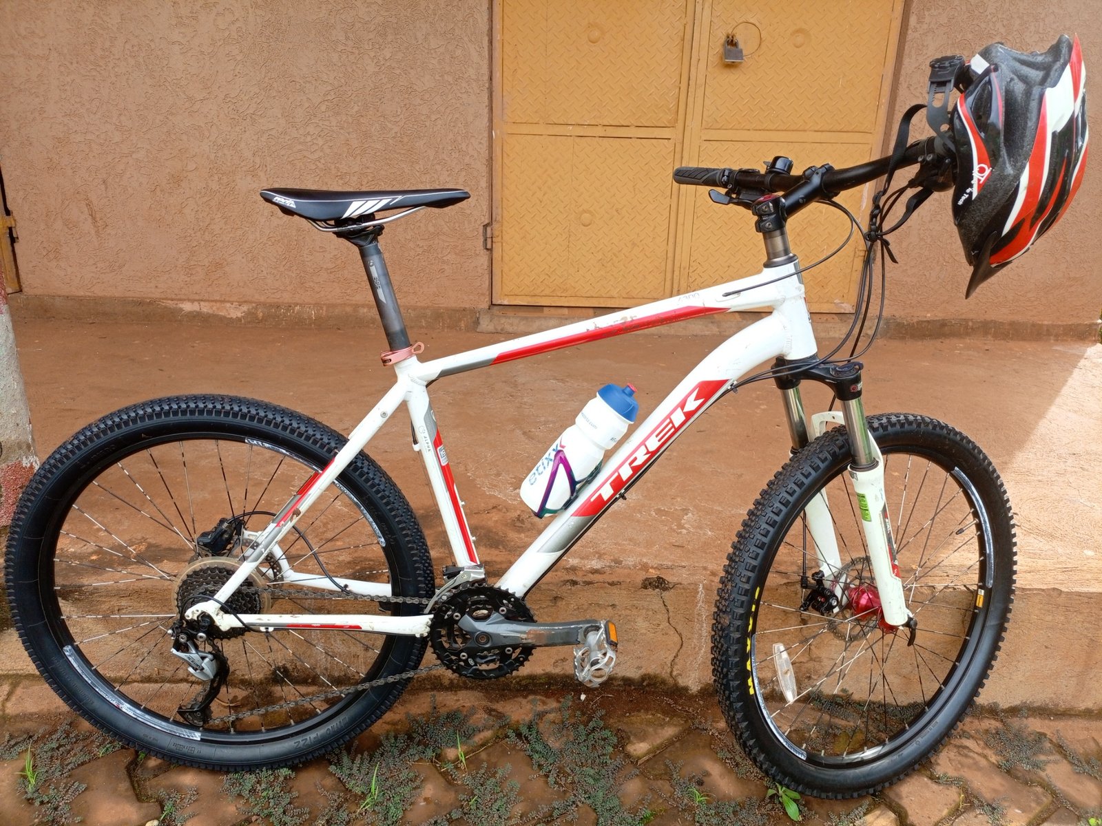 Mid-range mountain bike for hire